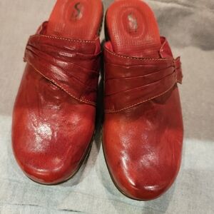 SoftWalk Mason Leather Comfort Clog Dark Red 7W